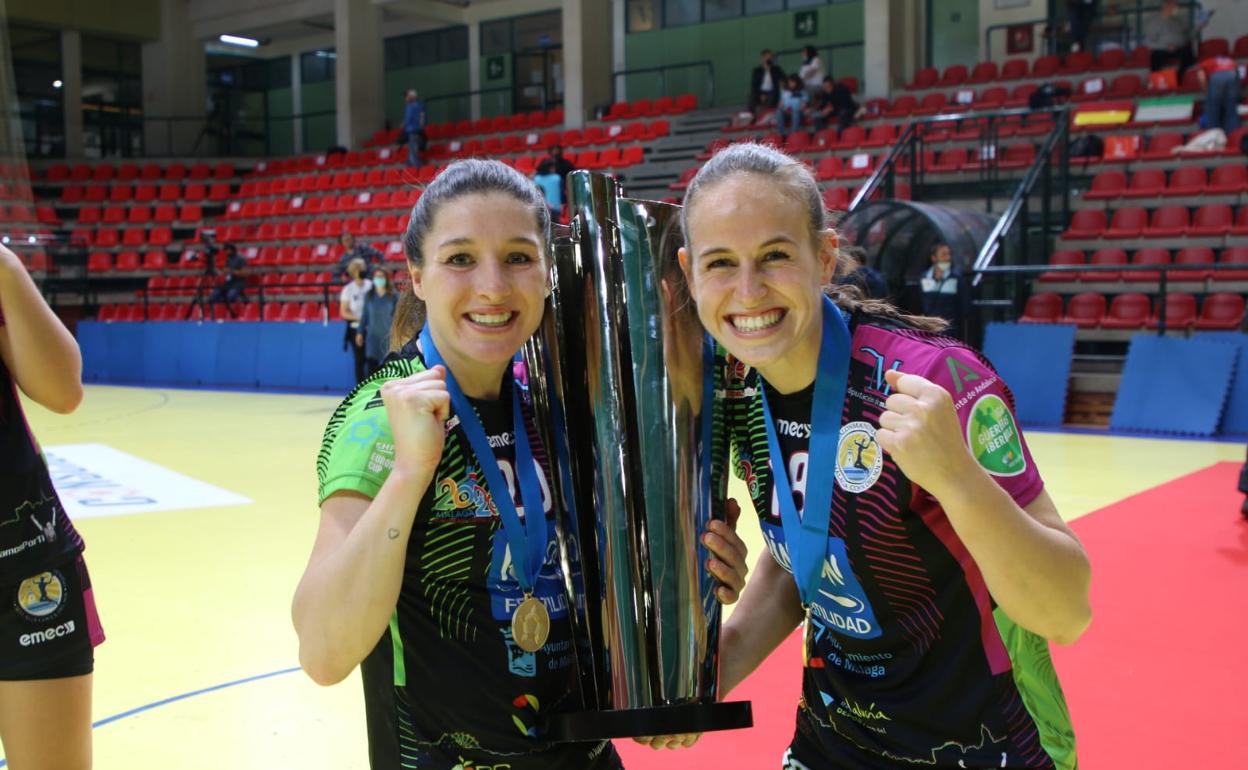 Espe López y María Pérez, con la Copa en Zagreb. 