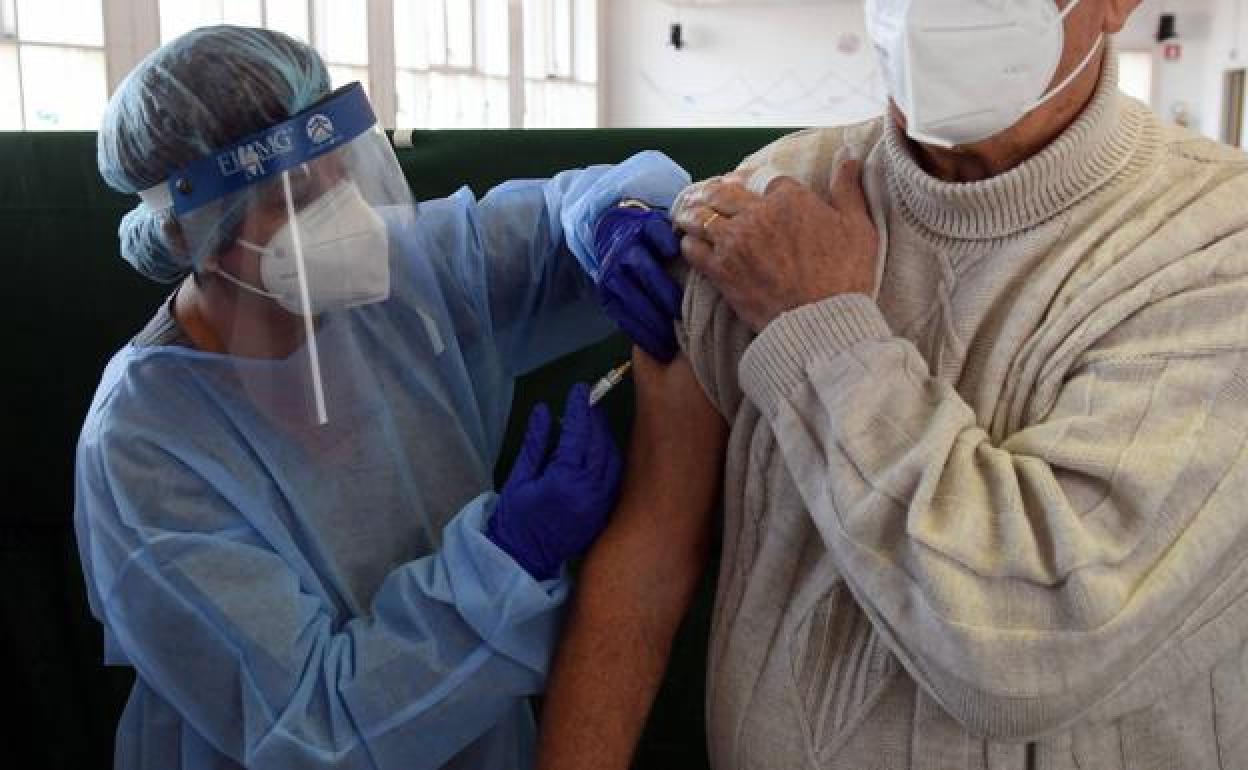 Coronavirus: Andalucía activa 545 puntos con 911 equipos en su plan para administrar hasta un millón de vacunas semanales