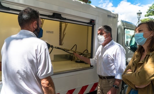 El alcalde, junto a uno de los nuevos vehículos de limpieza. 