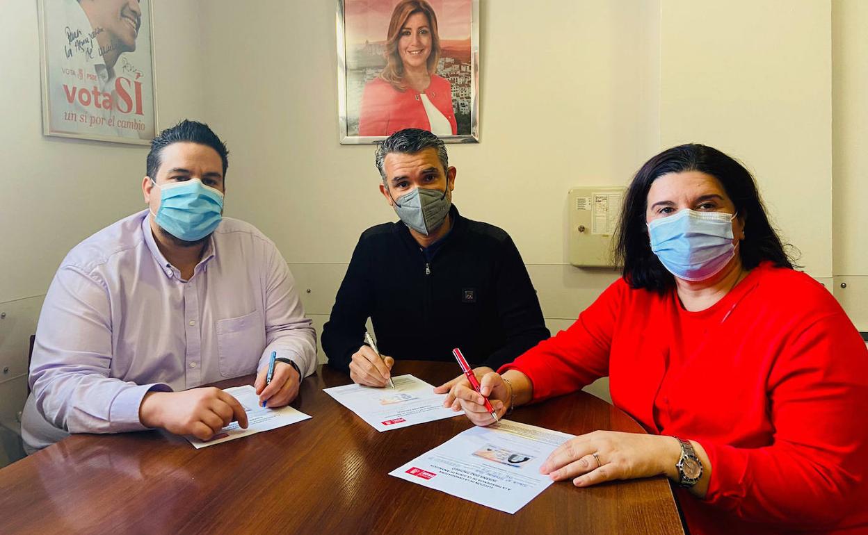 García, Bernal y Fernández, firmando el aval. 