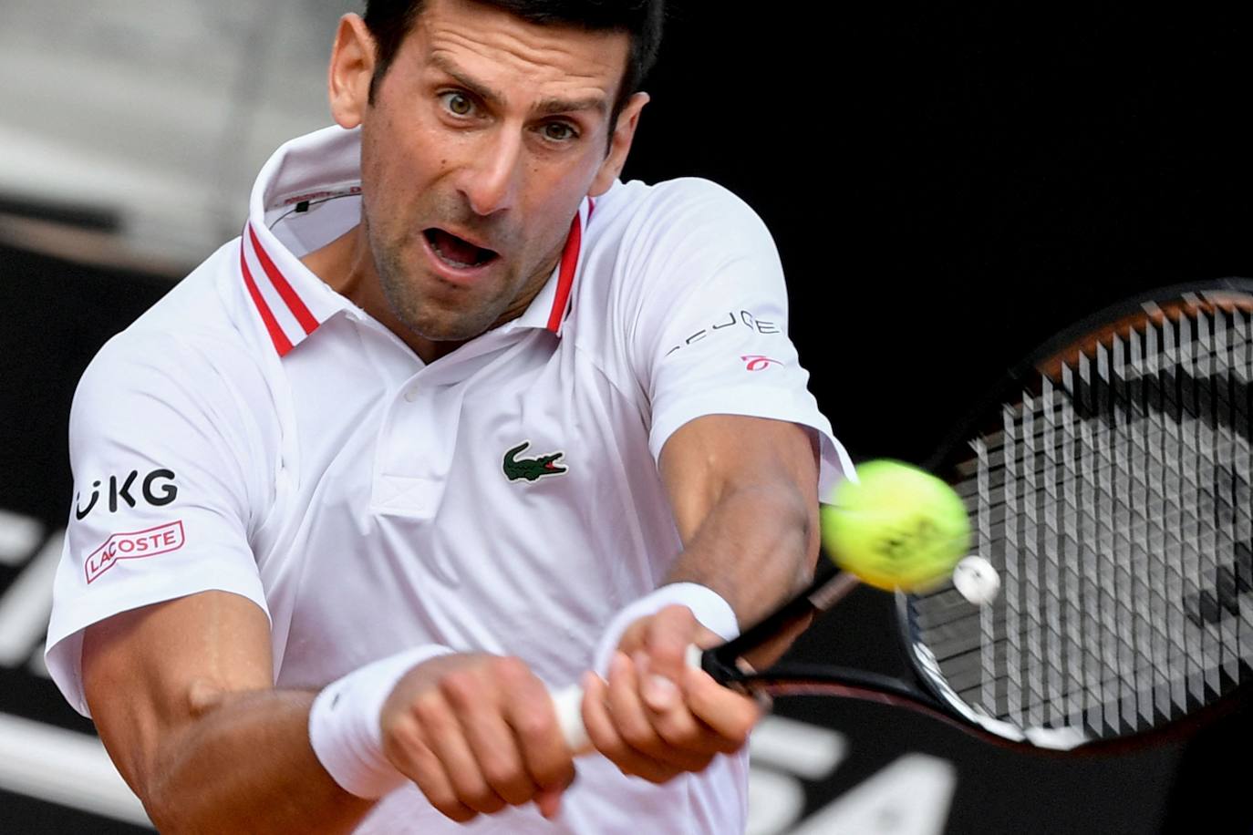 Recopilamos las mejores fotos del encuentro entre el malagueño y el número uno del mundo del tenis. El serbio puso el listón muy alto y acabó venciendo con contundencia por 6-2 Yy 6-1 en 1 hora y 10 minutos en octavos de final del Masters 1.000 de Roma.