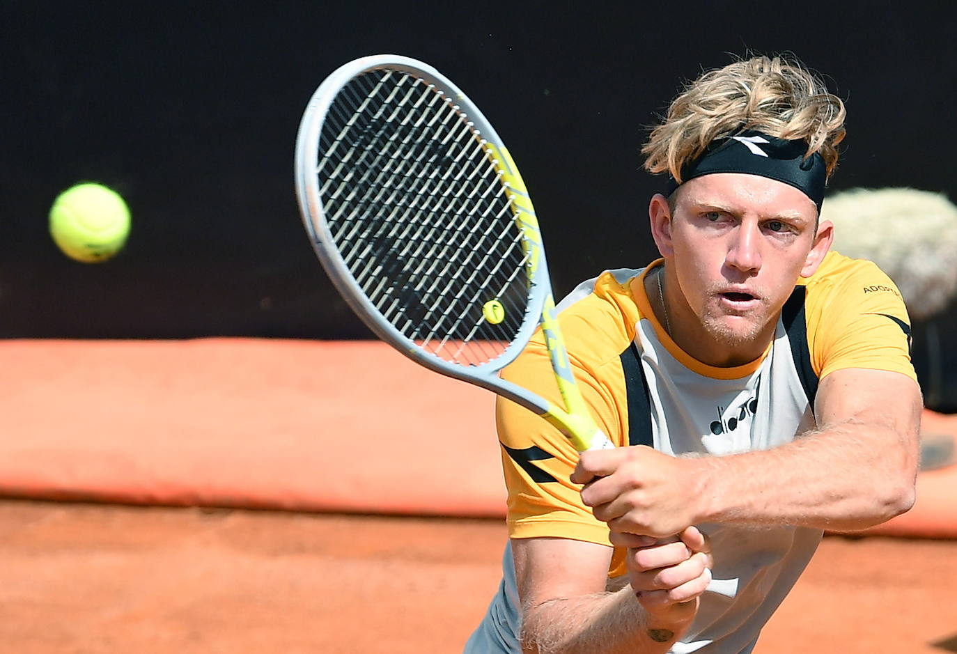 Recopilamos las mejores fotos del encuentro entre el malagueño y el número uno del mundo del tenis. El serbio puso el listón muy alto y acabó venciendo con contundencia por 6-2 Yy 6-1 en 1 hora y 10 minutos en octavos de final del Masters 1.000 de Roma.