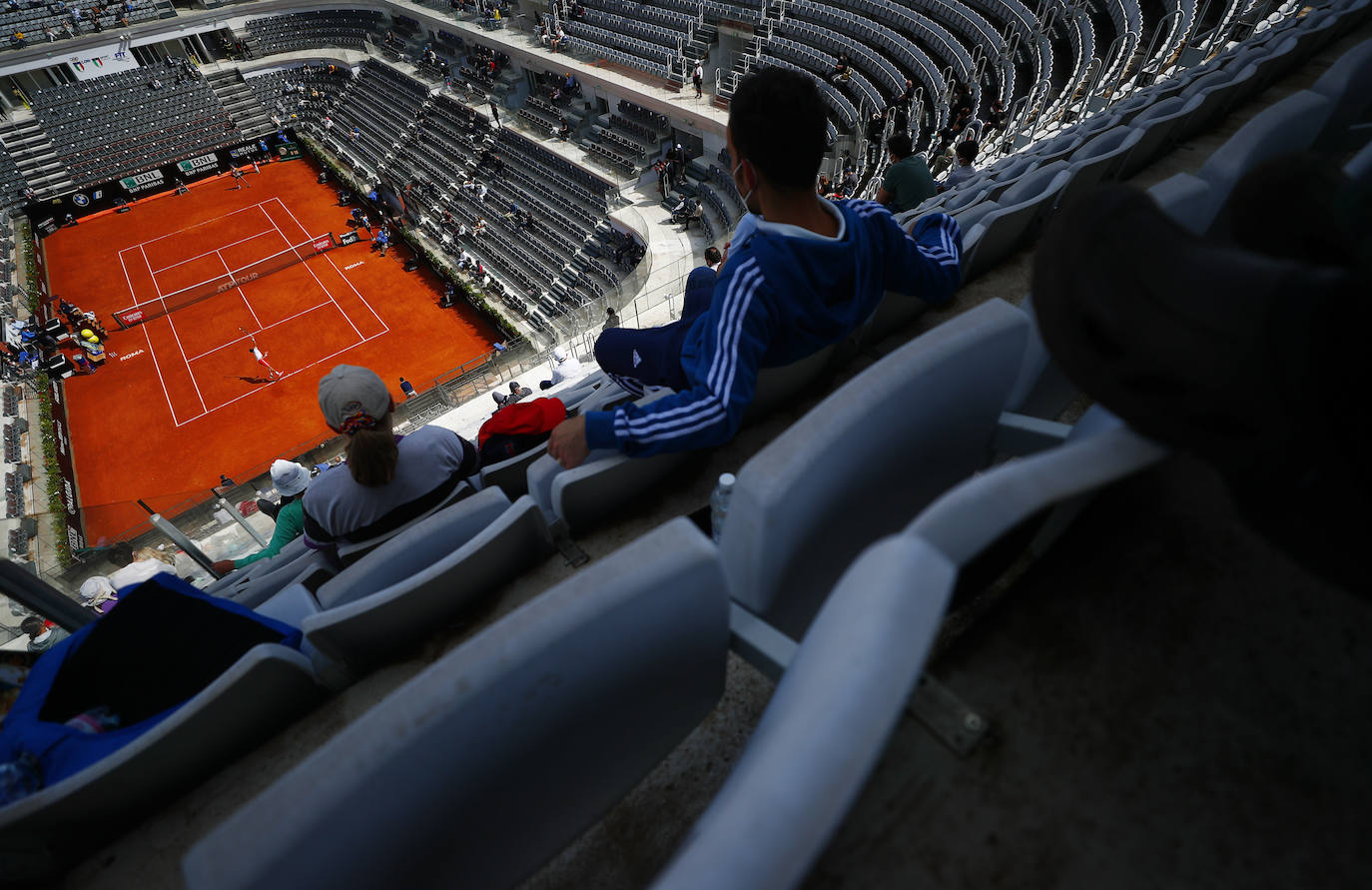 Recopilamos las mejores fotos del encuentro entre el malagueño y el número uno del mundo del tenis. El serbio puso el listón muy alto y acabó venciendo con contundencia por 6-2 Yy 6-1 en 1 hora y 10 minutos en octavos de final del Masters 1.000 de Roma.