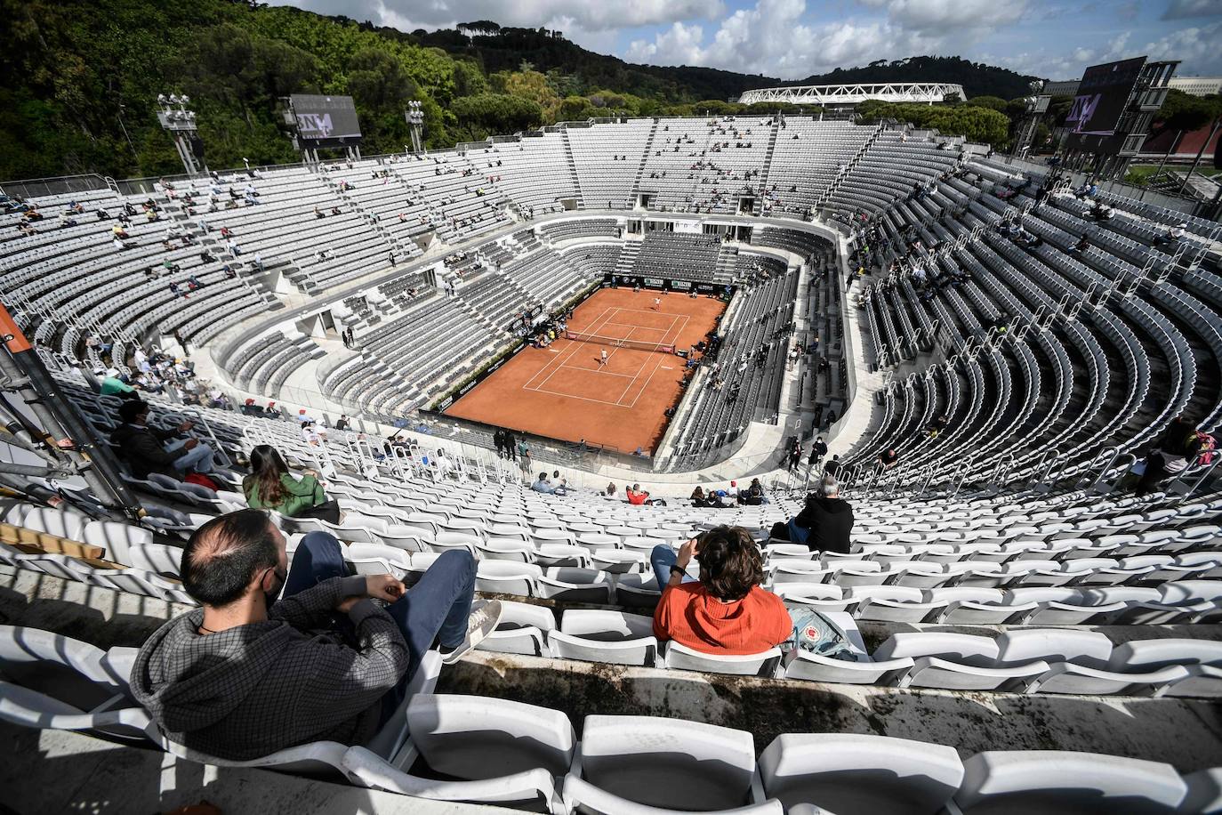 Recopilamos las mejores fotos del encuentro entre el malagueño y el número uno del mundo del tenis. El serbio puso el listón muy alto y acabó venciendo con contundencia por 6-2 Yy 6-1 en 1 hora y 10 minutos en octavos de final del Masters 1.000 de Roma.