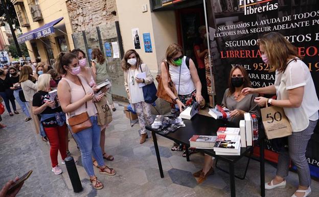 Lectoras con María Dueñas en la firma de libros. 