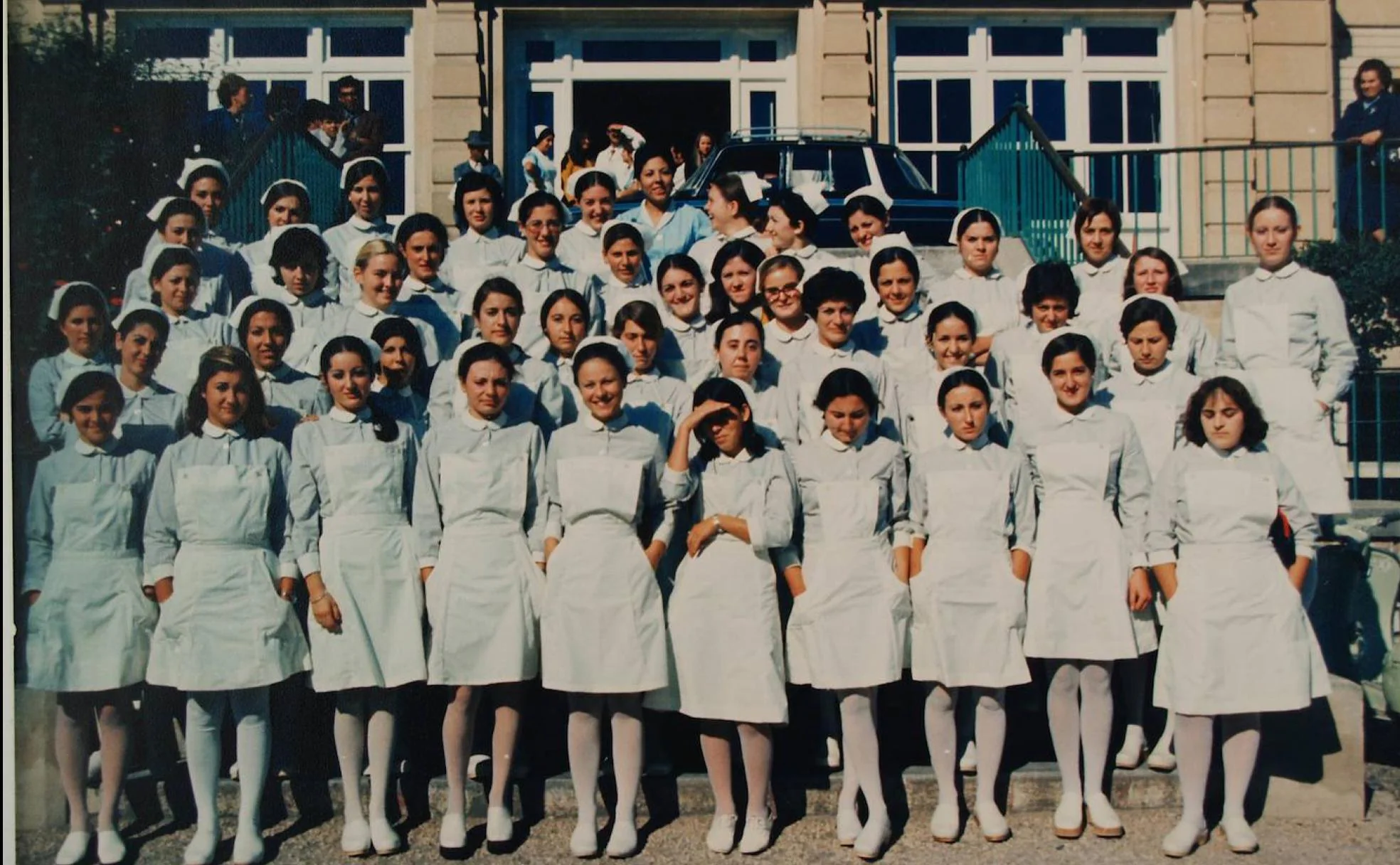Integrantes de la escuela de enfermería del antiguo Carlos Haya, en la puerta del pabellón A. 