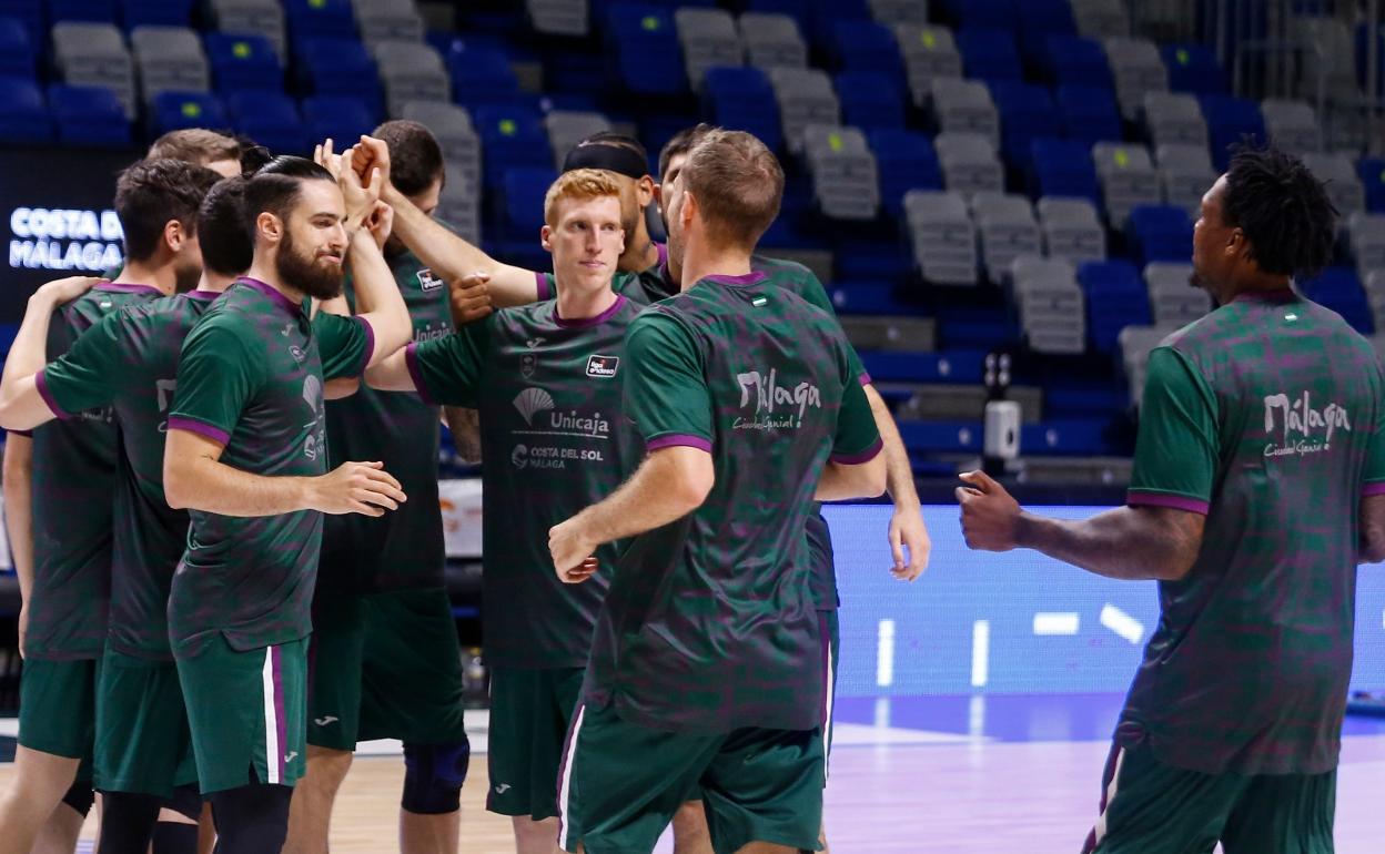 Los jugadores del Unicaja hacen piña antes del partido ante el Andorra. 