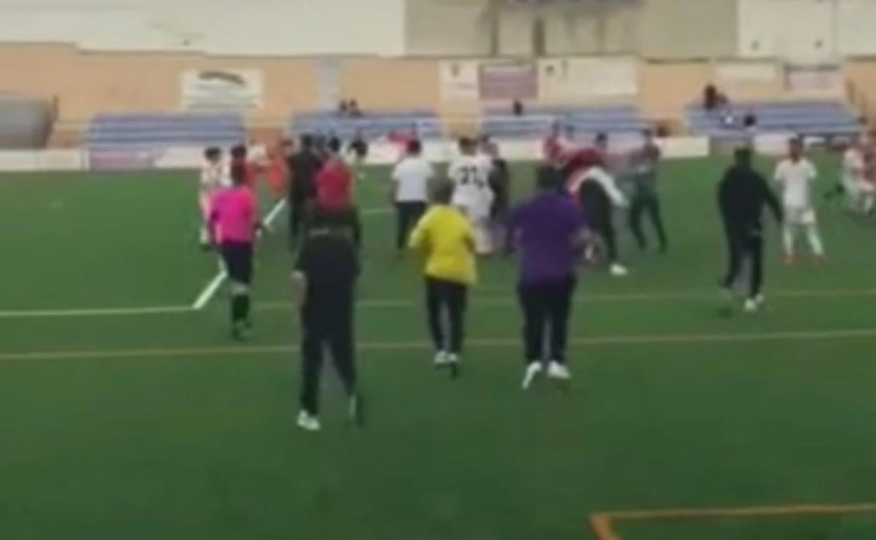 Captura de imagen de uno de los vídeos grabados de la pelea multitudinaria en el estadio veleño el pasado domingo. 