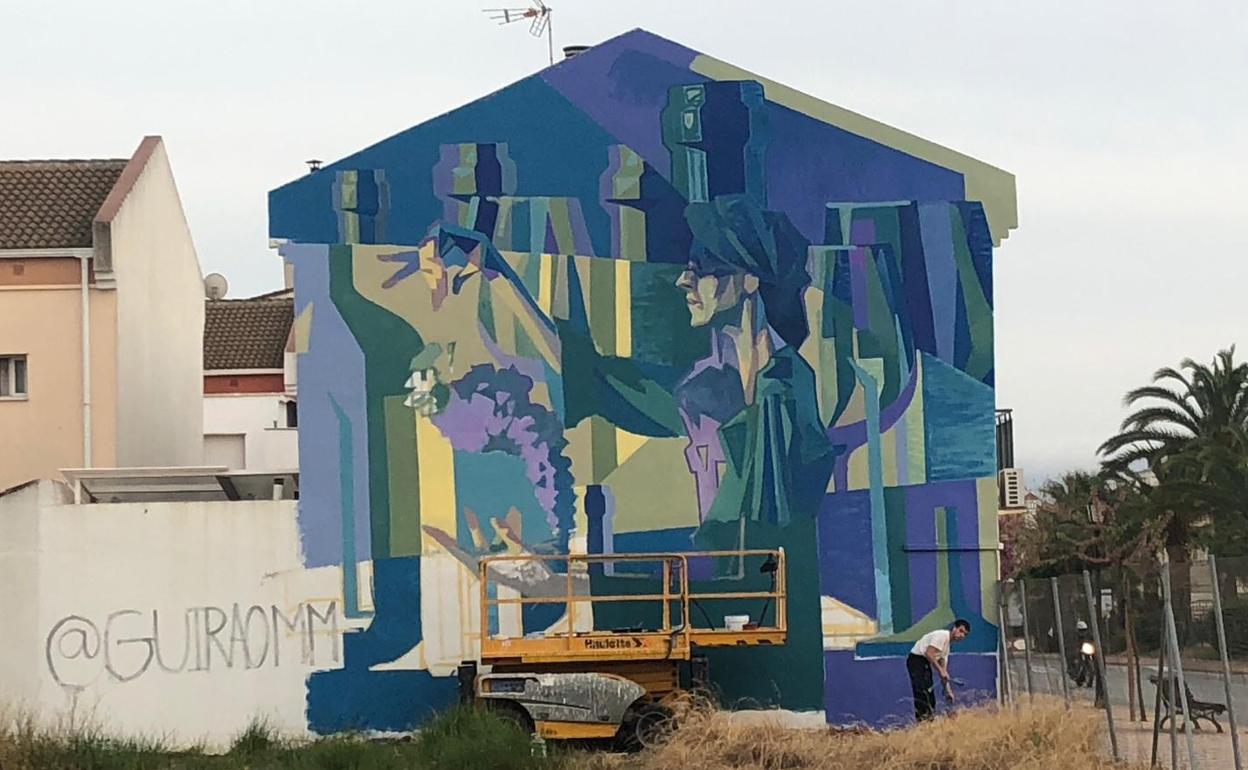 Manuel Moreno, durante la elaboración de su mural en Mollina.