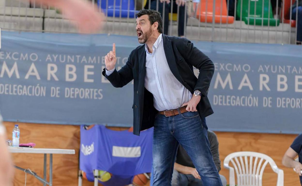 Rafa Piña da instrucciones durante un partido con el Marbella.