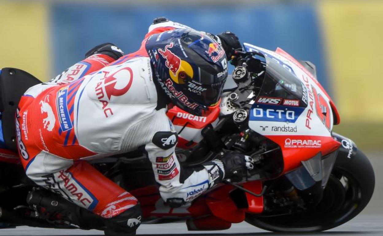 Johann Zarco, rodando sobre el trazado de Le Mans. 