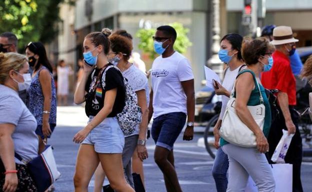 Juanma Moreno adelanta la fecha en la que se podrían quitar las mascarillas en Andalucía