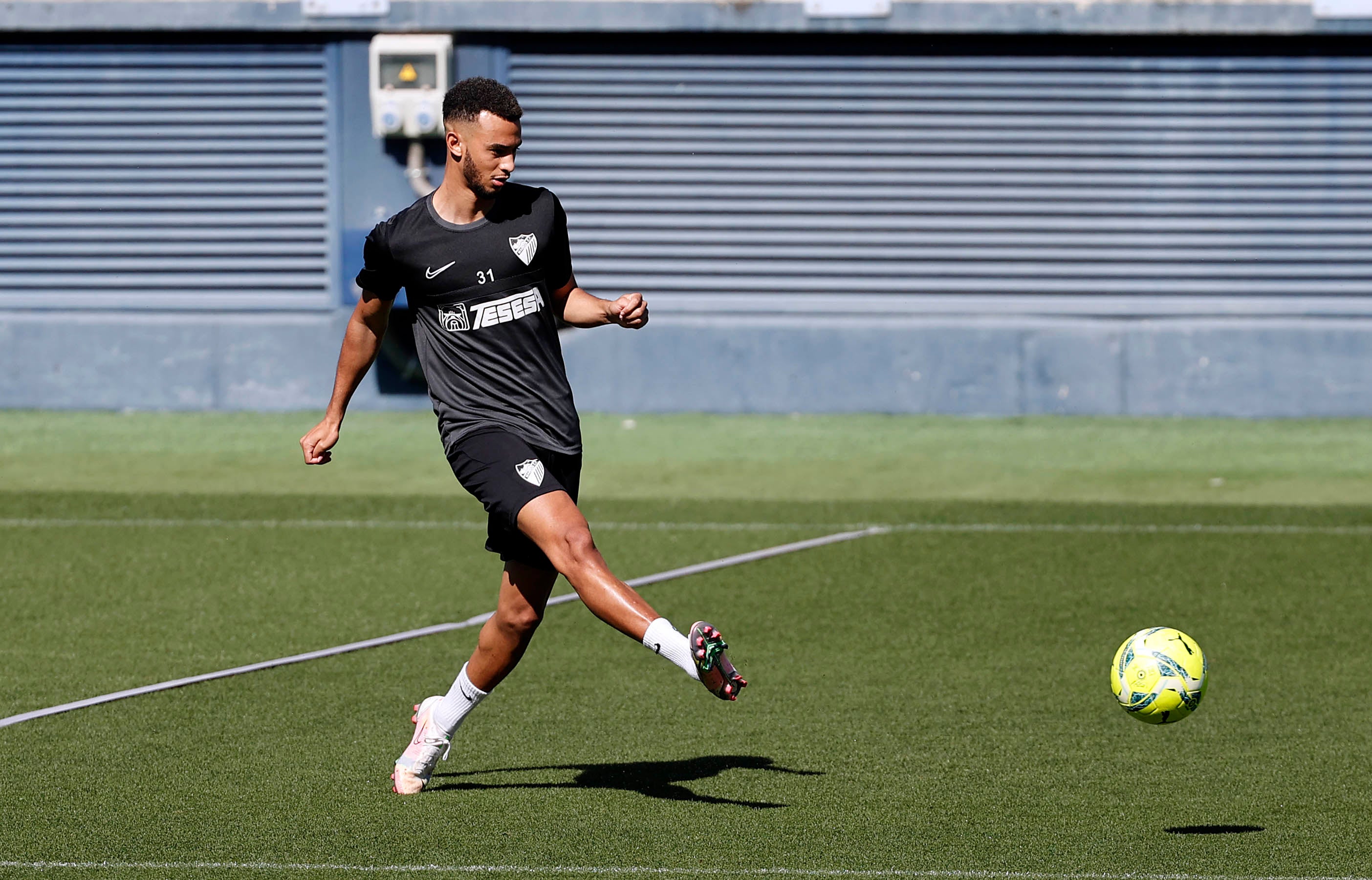 El jugador del Málaga, Hicham, durante un entrenamiento de esta semana en La Rosaleda.