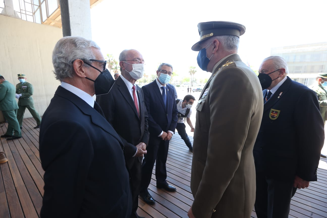 El teniente general José Rodríguez saluda a autoridades en la puerta de la Diputación