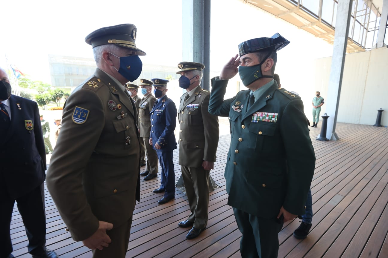 El teniente general José Rodríguez saluda a los oficiales asistentes en la puerta de la Diputación