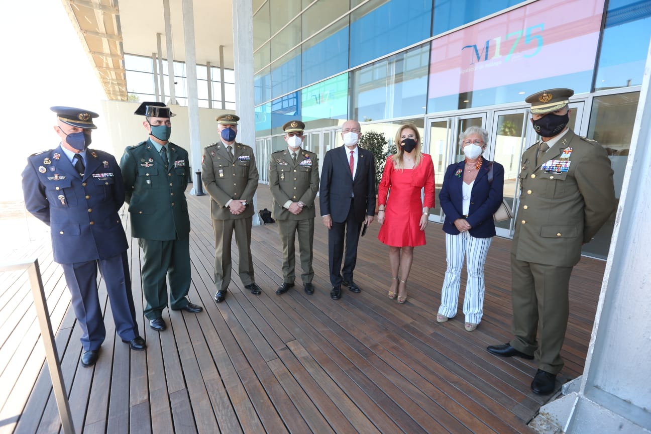 Numerosas autoridades civiles y militares estuvieron en la presentación del Cartel del Centenario