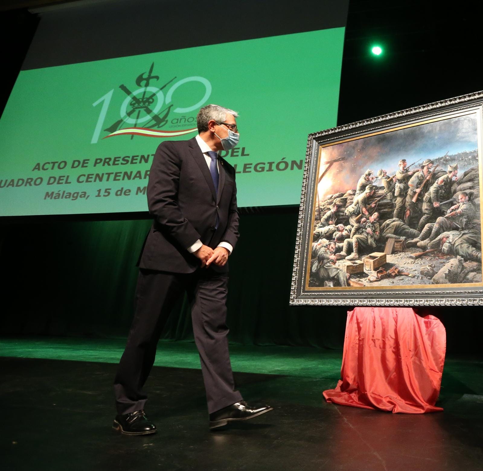 El presidente de la Diputación, Francisco Salado, con el cuadro.