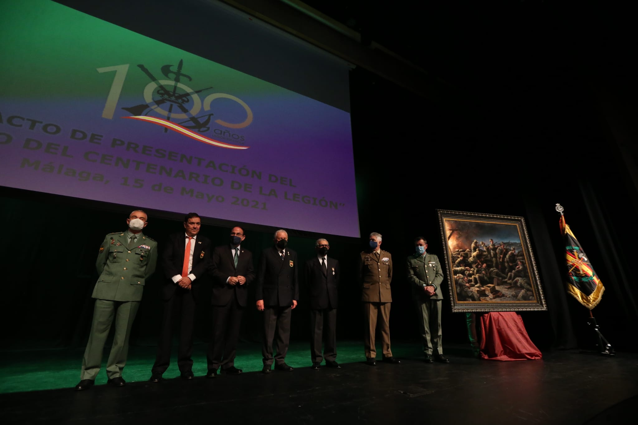 Autoridades junto a la obra de Ferrer Dalmau 'Voluntarios para morir'