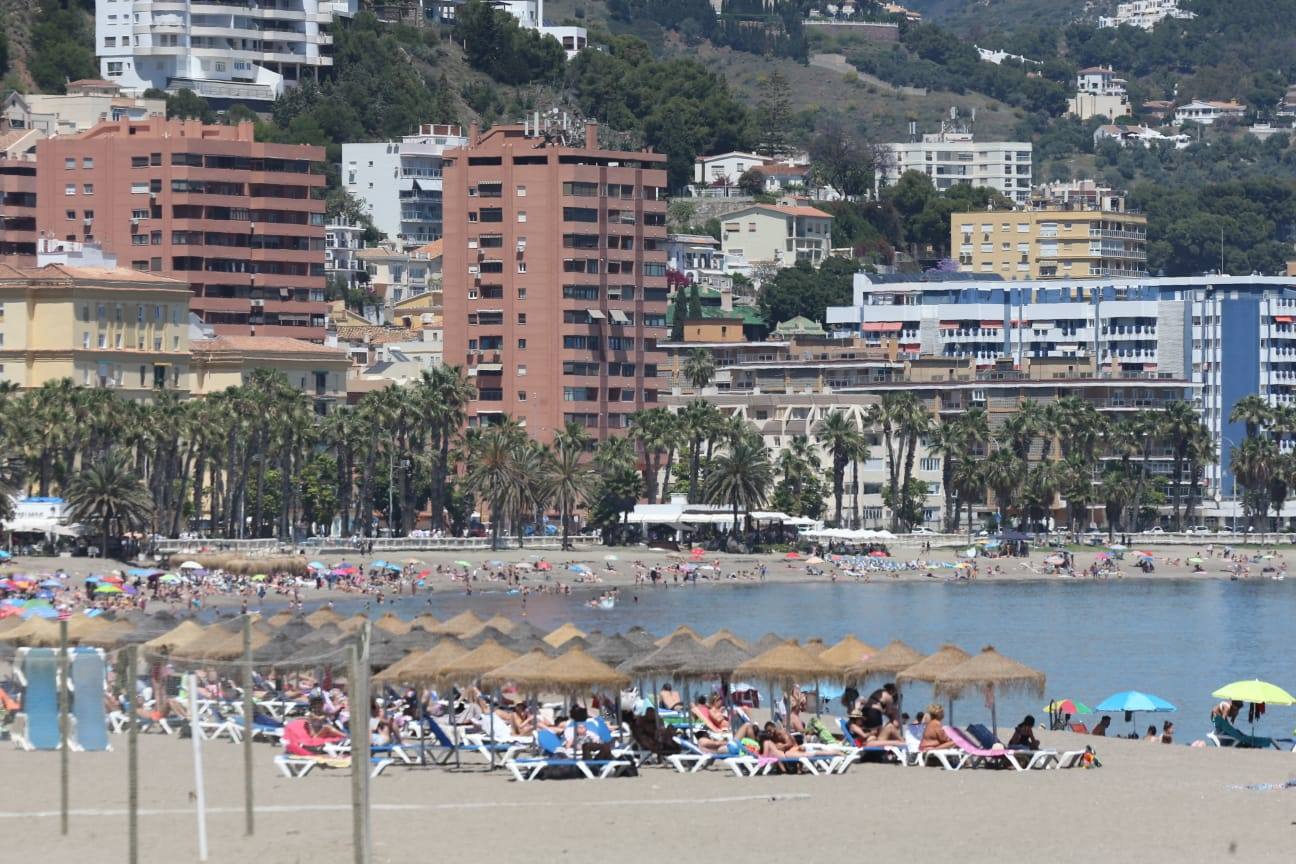Numerosos malagueños aprovecharon el día para disfrutar del mar. 