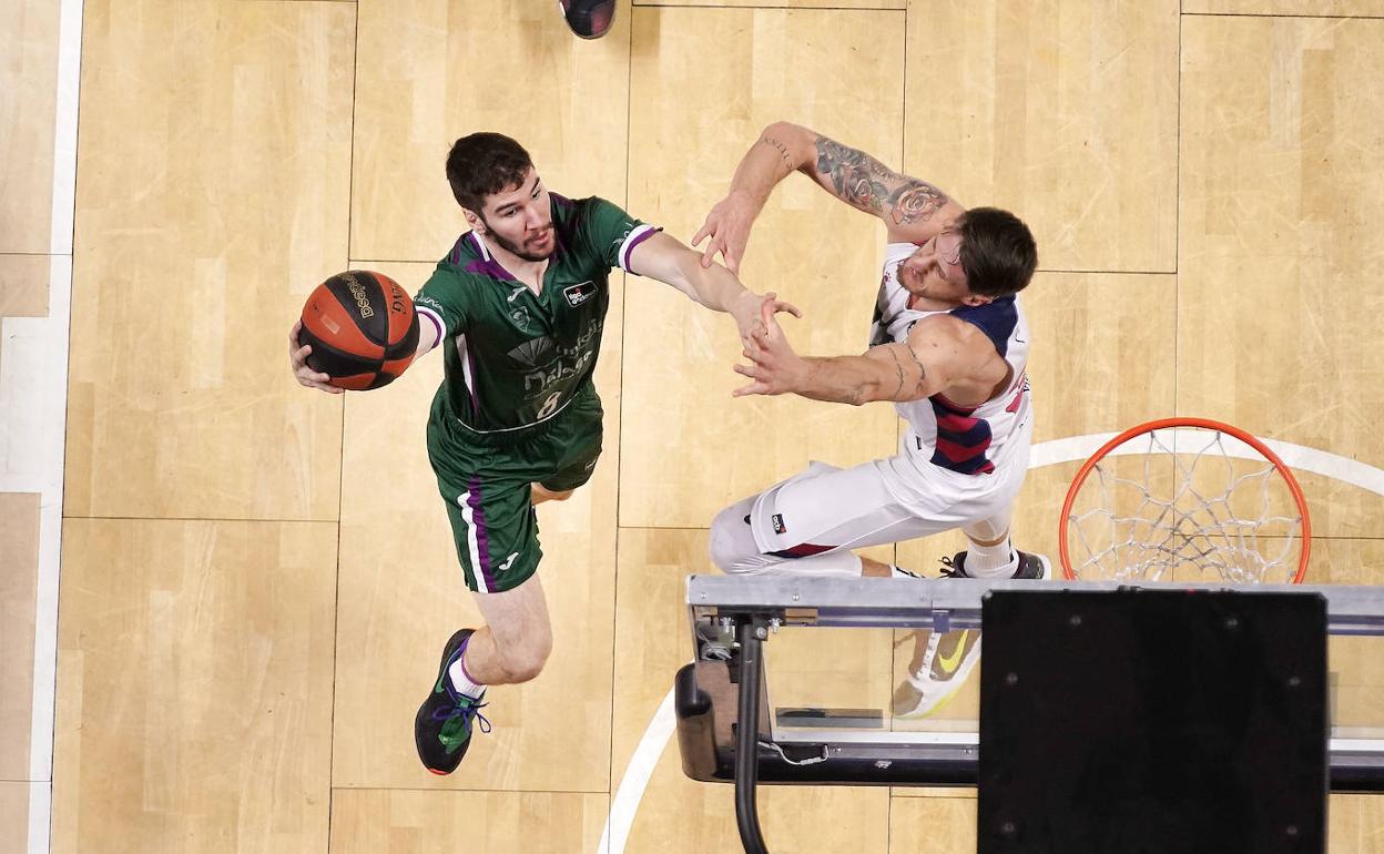 Brizuela trata de anotar ante la oposición de Polonara en el Unicaja-Baskonia de la primera vuelta. 