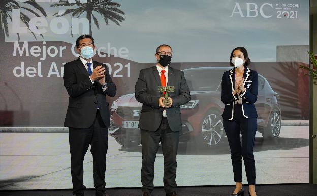 Julián Quirós, director de ABC, Mikel Palomera y la ministra de Industria, Reyes Maroto 