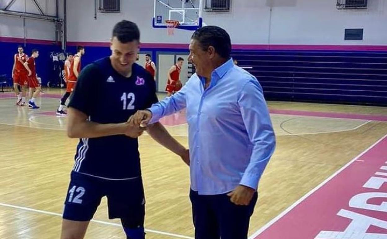 Dragan Milosavljevic saluda a su agente Misko Raznatovic antes del partido en el que volvió a jugar