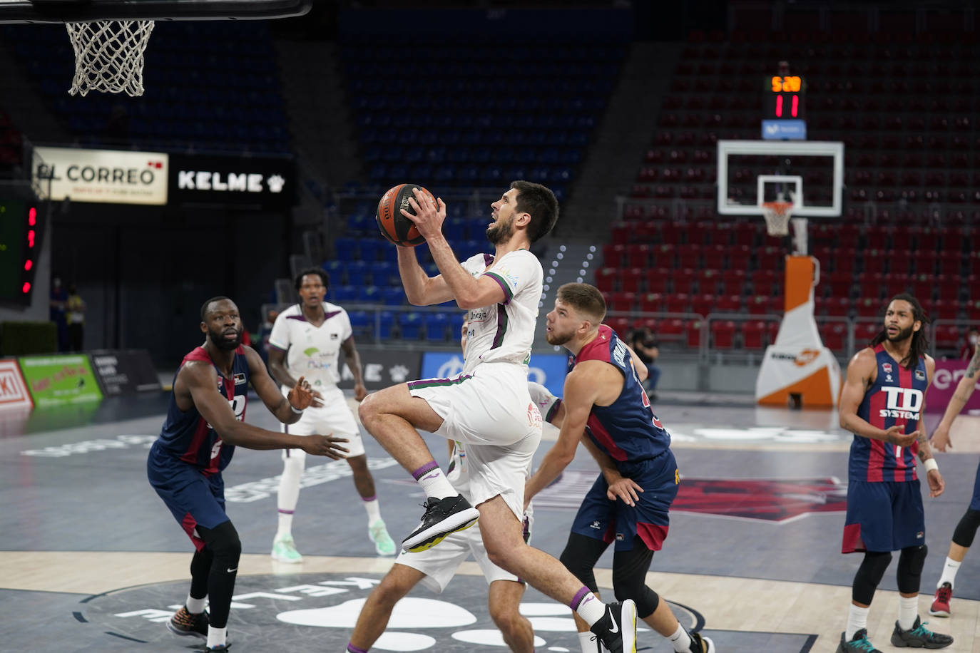 Un Unicaja muy coral y desatado desde el perímetro en el tercer cuarto (7/12) gana en una pista de Euroliga y sigue vivo en la pelea por jugar los 'play-off'.