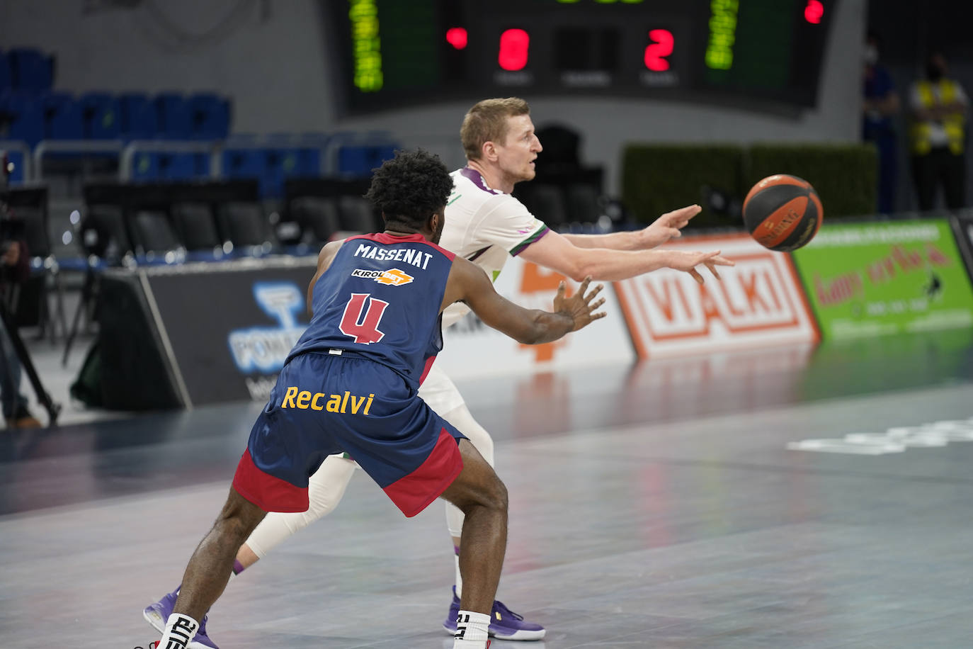 Un Unicaja muy coral y desatado desde el perímetro en el tercer cuarto (7/12) gana en una pista de Euroliga y sigue vivo en la pelea por jugar los 'play-off'.