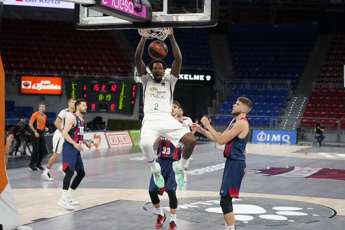 Un Unicaja muy coral y desatado desde el perímetro en el tercer cuarto (7/12) gana en una pista de Euroliga y sigue vivo en la pelea por jugar los 'play-off'.