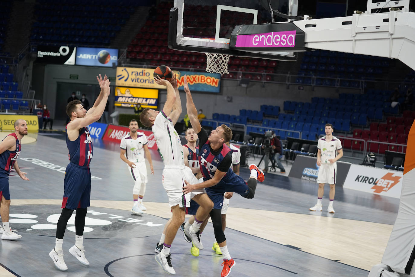 Un Unicaja muy coral y desatado desde el perímetro en el tercer cuarto (7/12) gana en una pista de Euroliga y sigue vivo en la pelea por jugar los 'play-off'.