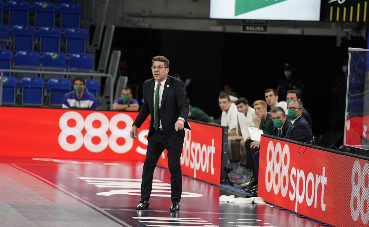 Fotis Katsikaris sigue muy concentrado el desarrollo del partido. 