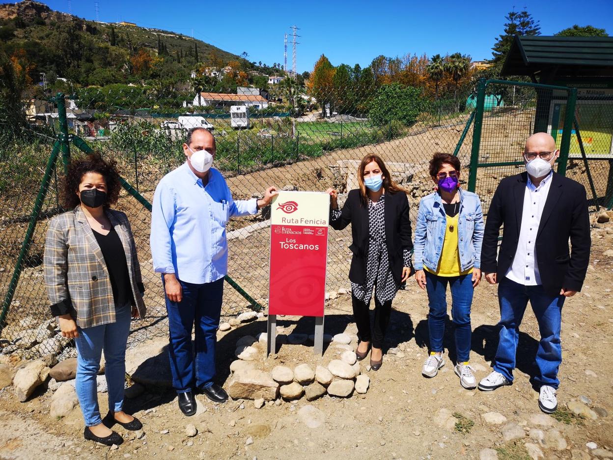 Ediles e integrantes de la Sociedad de Amigos de la Cultura (SAC), en el yacimiento fenicio de Los Toscanos. e. c.