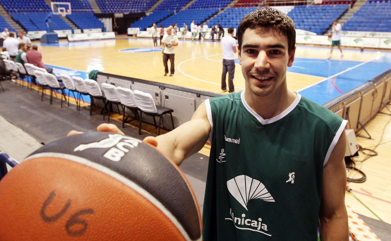 Saúl Blanco posa sonriente en el Palacio de los Deportes durante su etapa en el Unicaja. 
