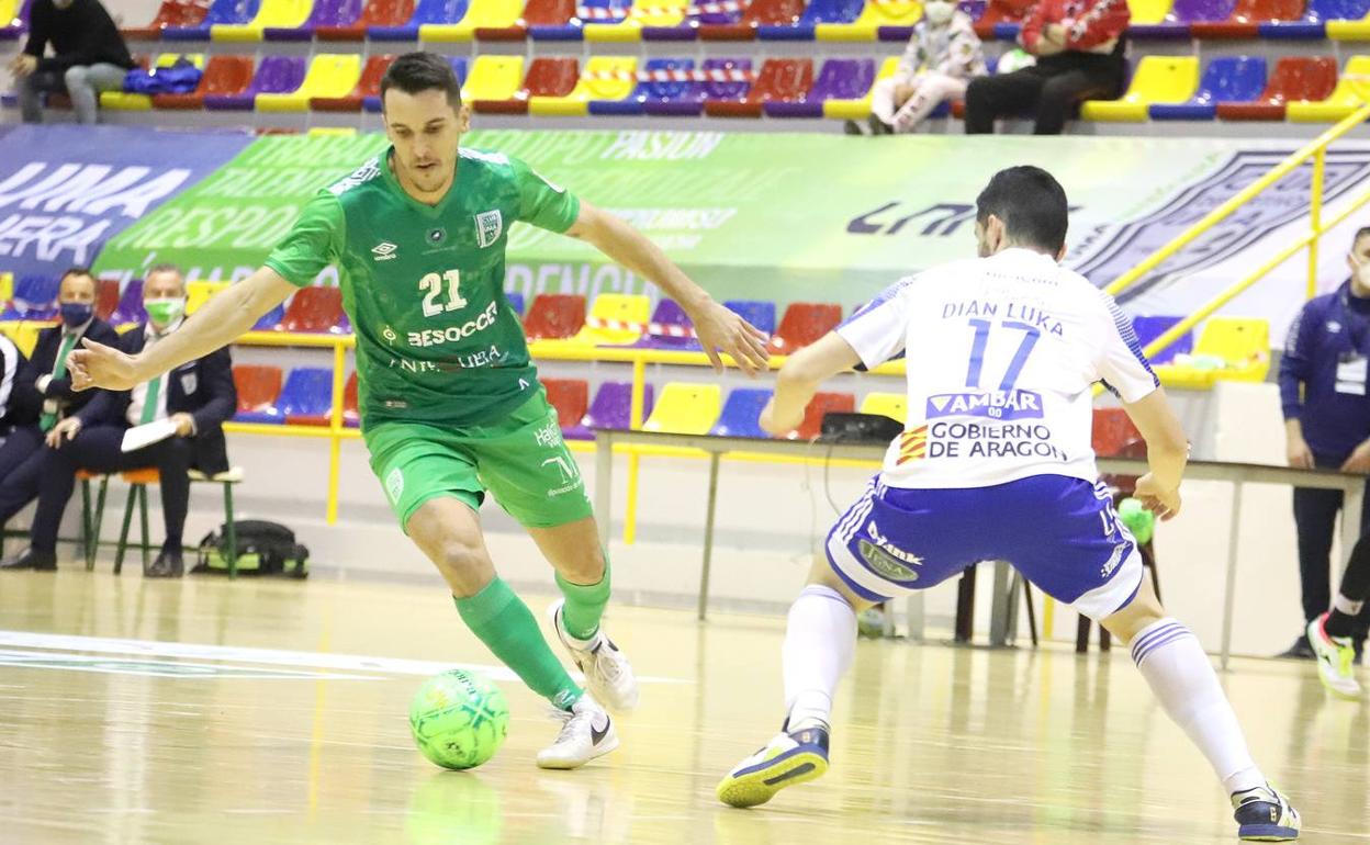 Óscar, uno de los veteranos del equipo, del que se espera tire del carro ante el Ribera Navarra. 