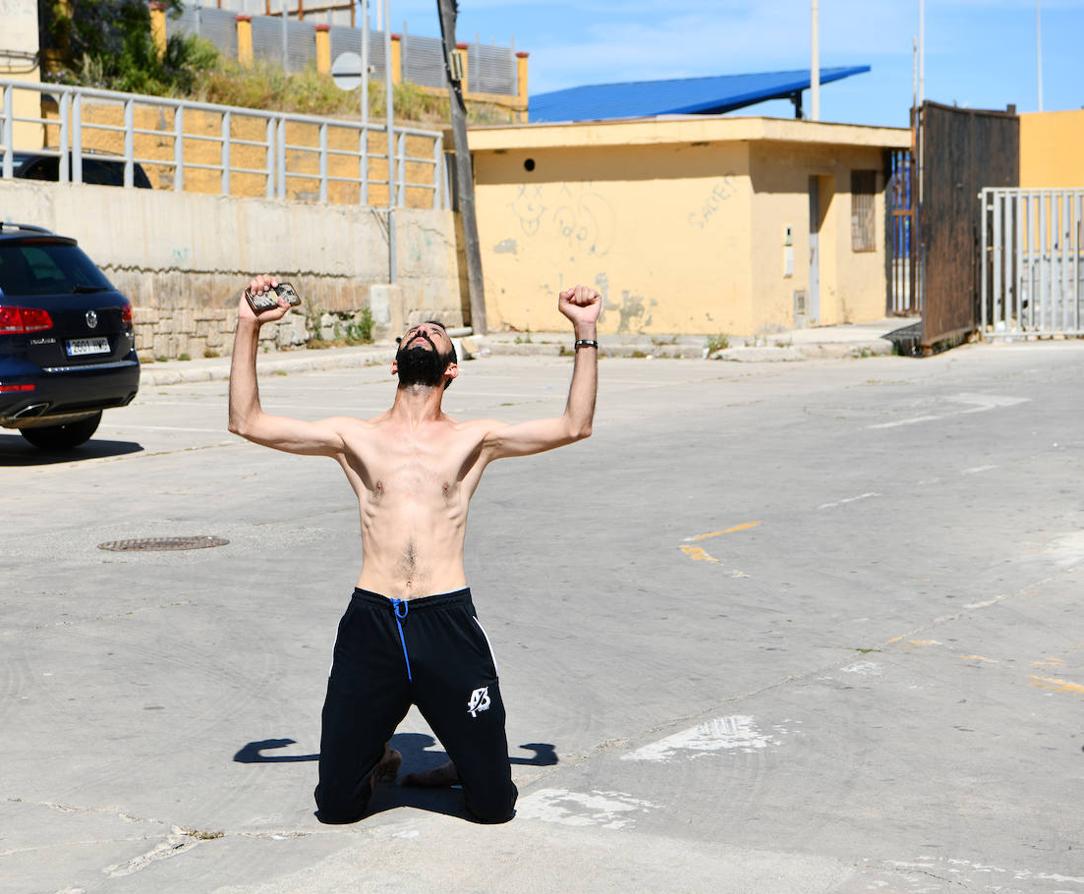 Un migrante mira al cielo para celebrar su llegada a Ceuta.