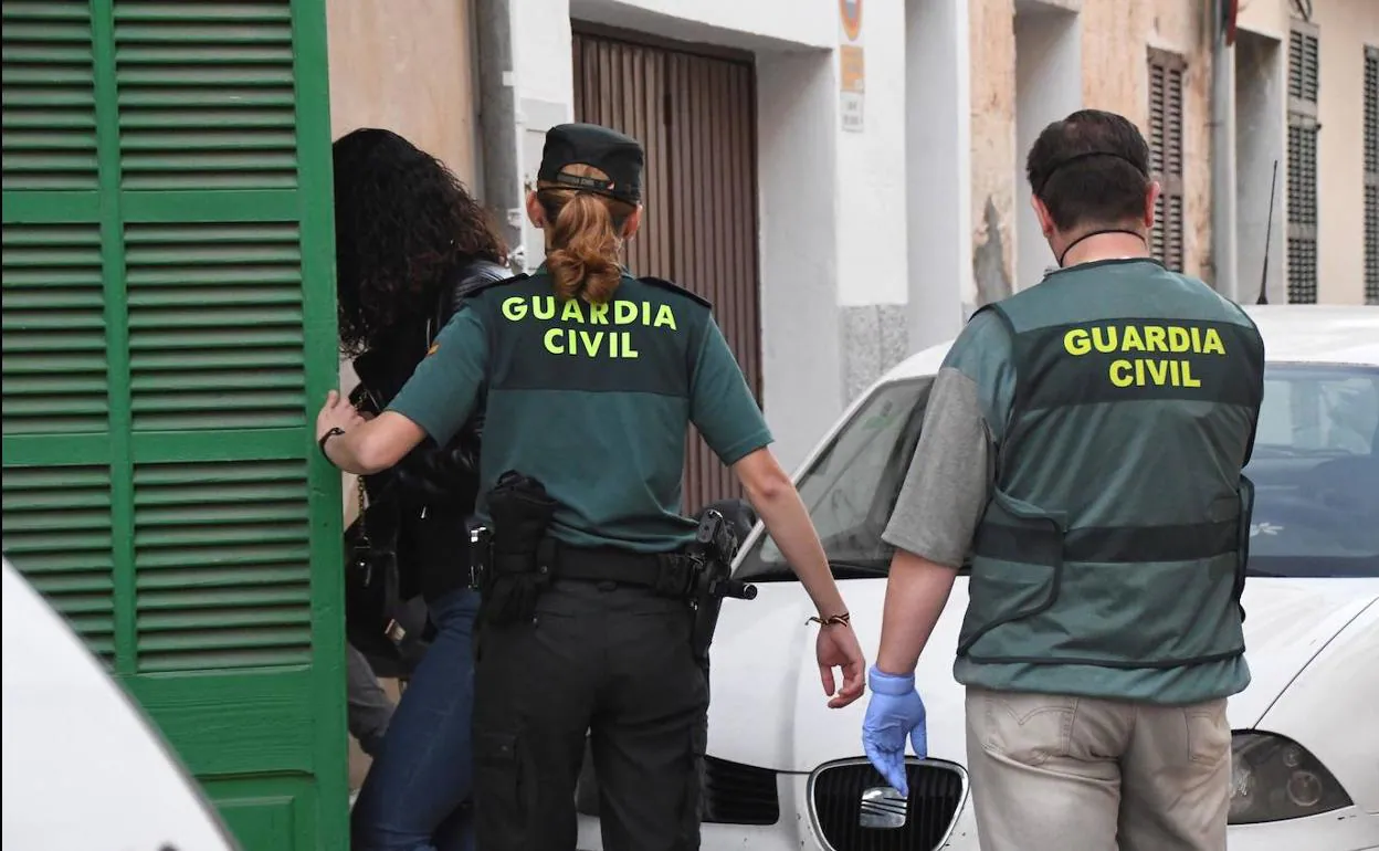 La Guardia Civl en la casa del municipio de Sa Pobla (Mallorca) donde aparecieron los cadáveres de la mujer y su hijo.