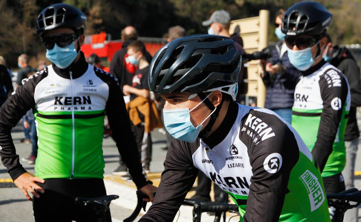 Ciclistas del Ken Pharma se entrenan con mascarilla.