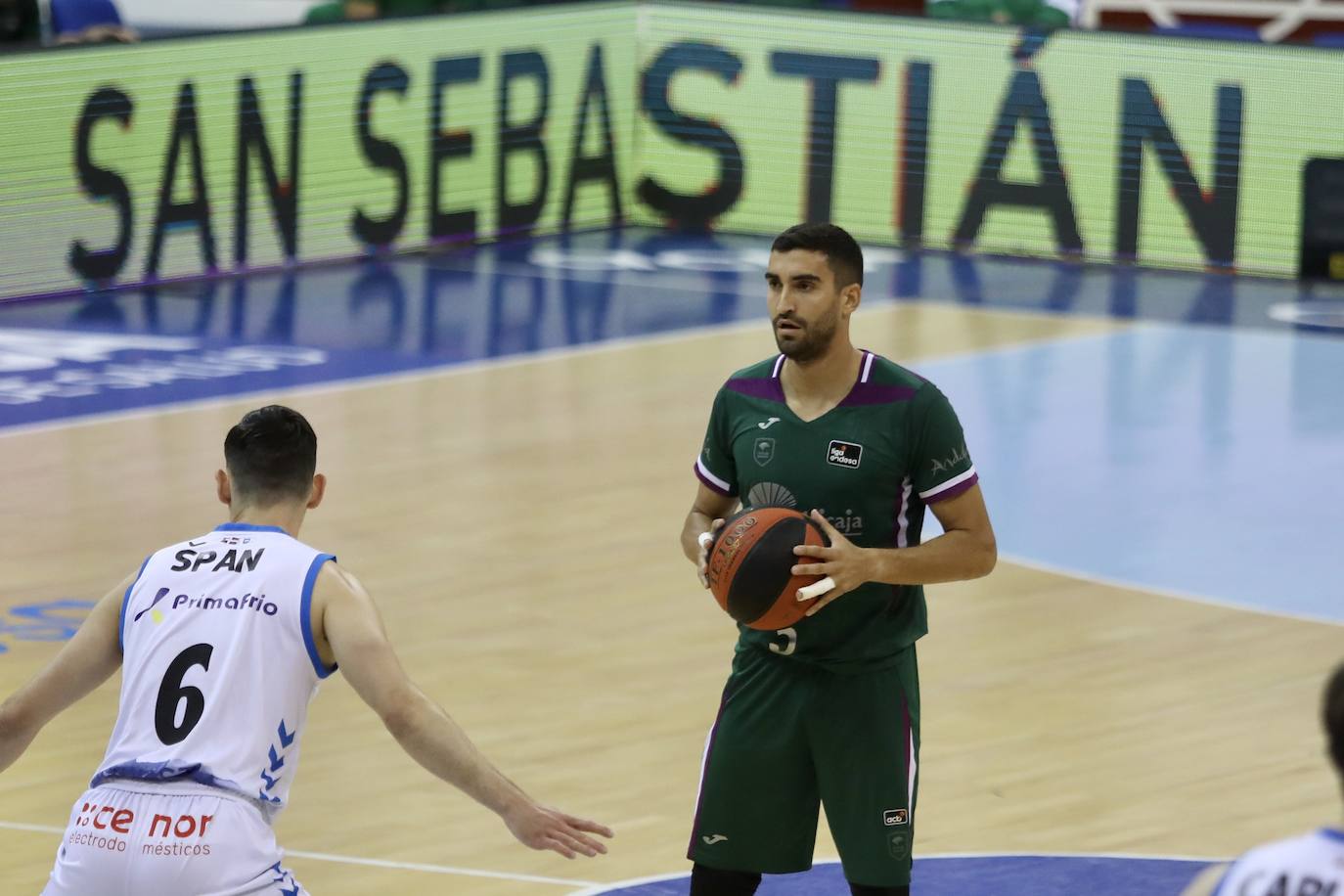 El Unicaja no hizo un buen partido, pero logró ganar en San Sebastián 