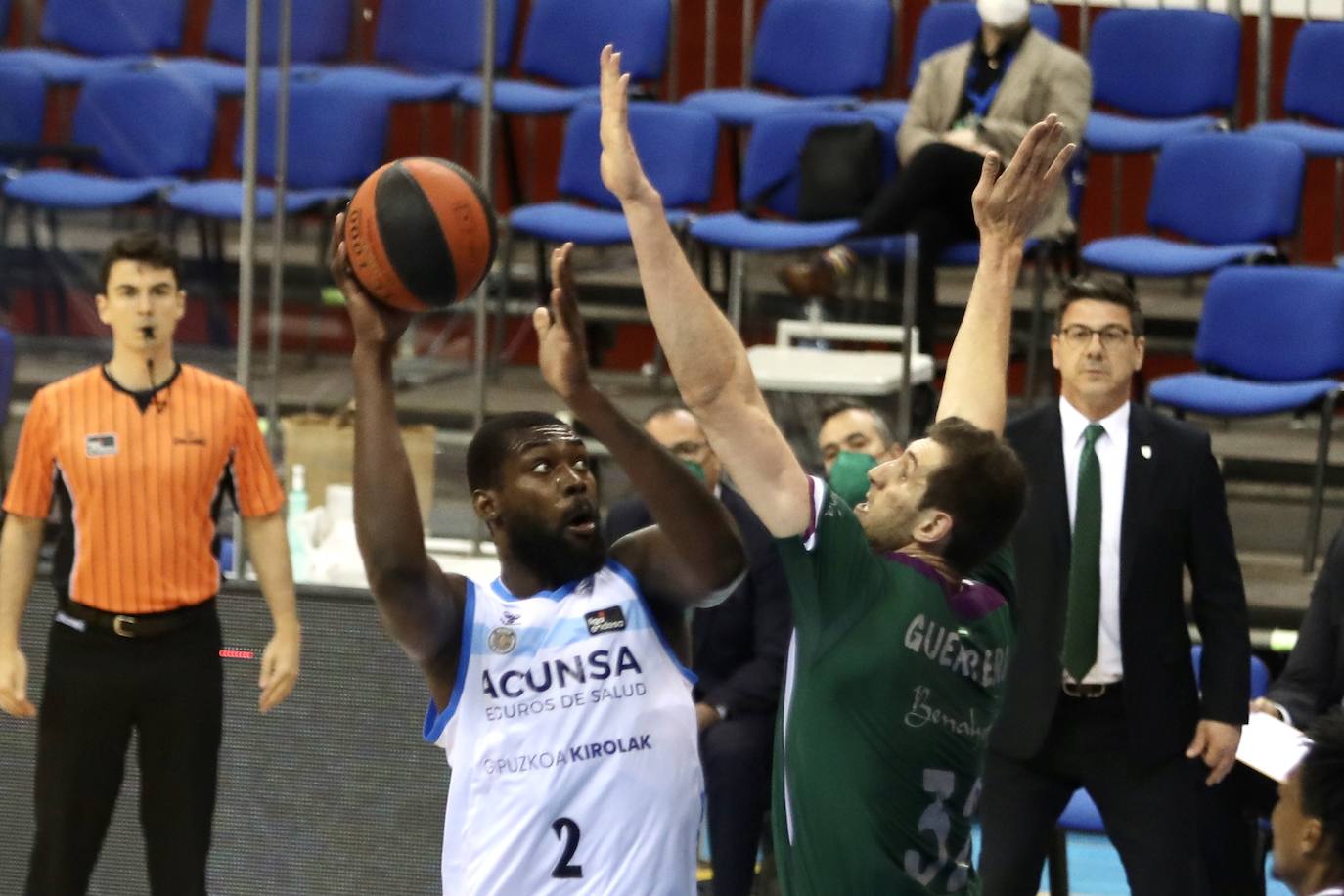 El Unicaja no hizo un buen partido, pero logró ganar en San Sebastián 