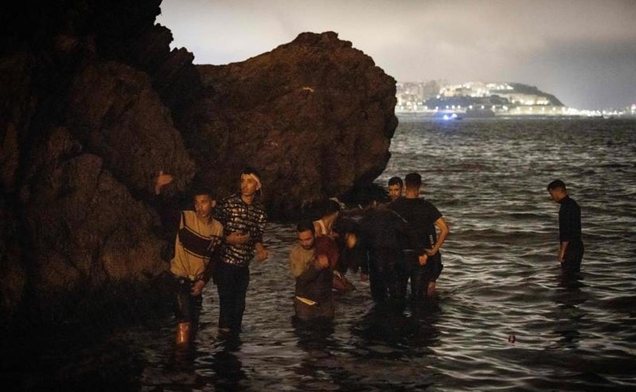 Más de 5.000 personas entraron irregularmente en Ceuta en las últimas 24 horas