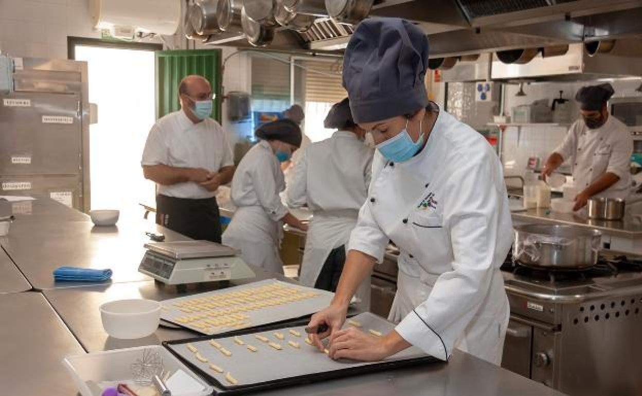 Alumnos en las cocinas del IES Jacaranda, uno de los institutos que incorporarán un aula de emprendimiento. 