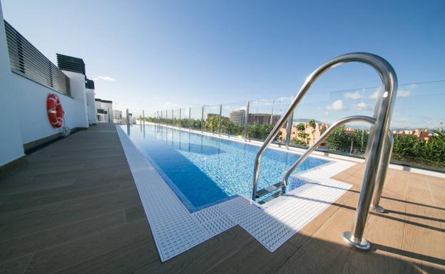 Piscina en la cubierta de Kane con vistas a Málaga. 