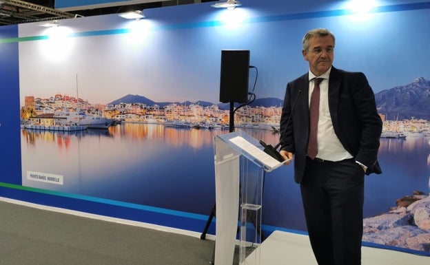 El alcalde de Estepona, José María García Urbano, en el 'stand' que tiene la Costa del Sol en Fitur. 