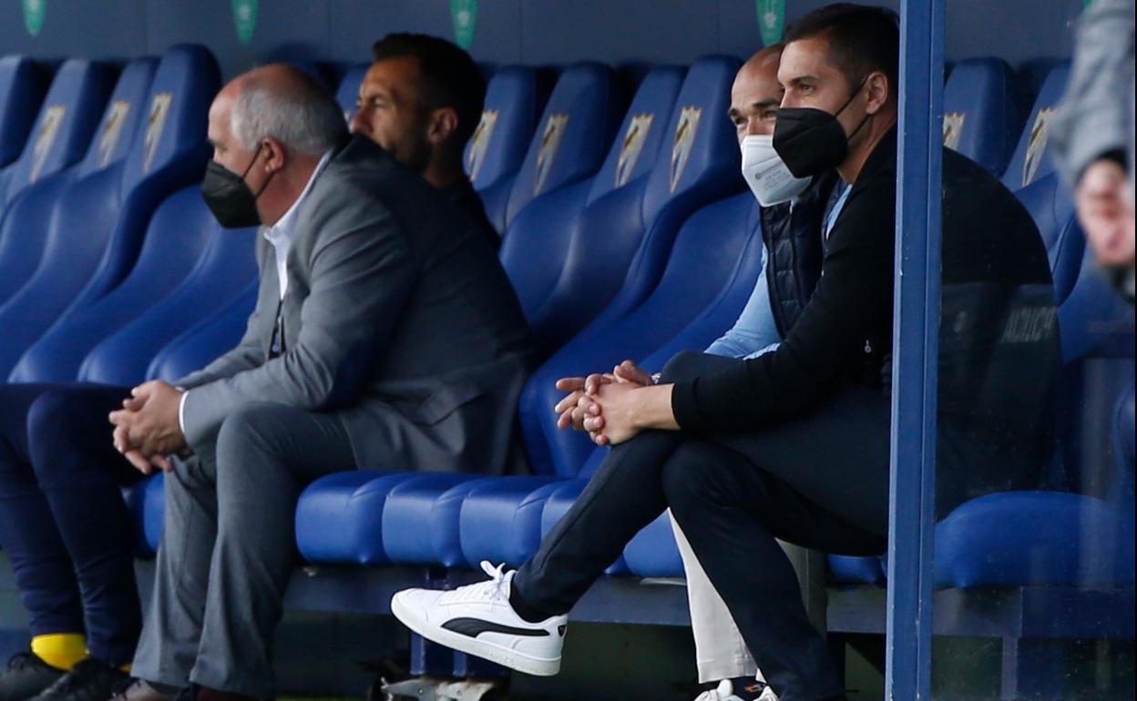 El director deportivo del Málaga, Manolo Gaspar, y el entrenador del Girona, Francisco, en la previa del partido en La Rosaleda.