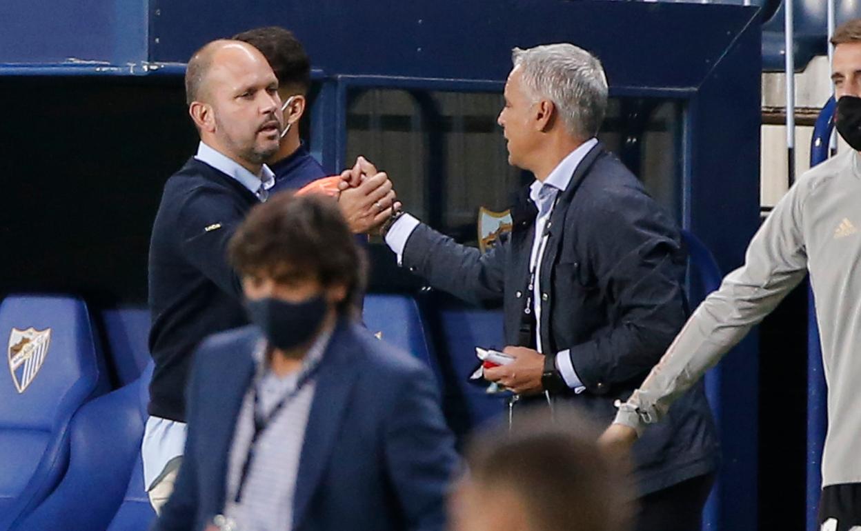 José Alberto López (i), entrenador del Mirandés y pretendido por el Málaga, se saluda con Pellicer, técnico blanquiazul aún, en el Málaga-Mirandés de la primera vuelta en La Rosaleda.