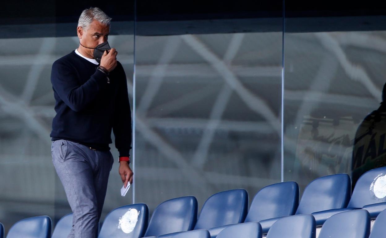 El entrenador del Málaga, Sergio Pellicer, busca acomodo en la grada tras ser expulsado en el partido contra el Girona.