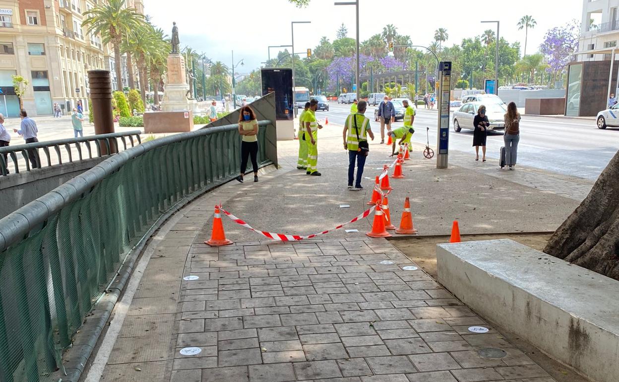 Trabajos de delimitación del itinerario ciclista en el lateral norte de la Alameda Principal. 