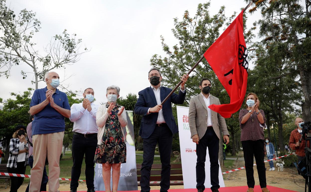 Espadas ondea la bandera del PSOE en presencia de Pérez, con chaqueta, y militantes de base.