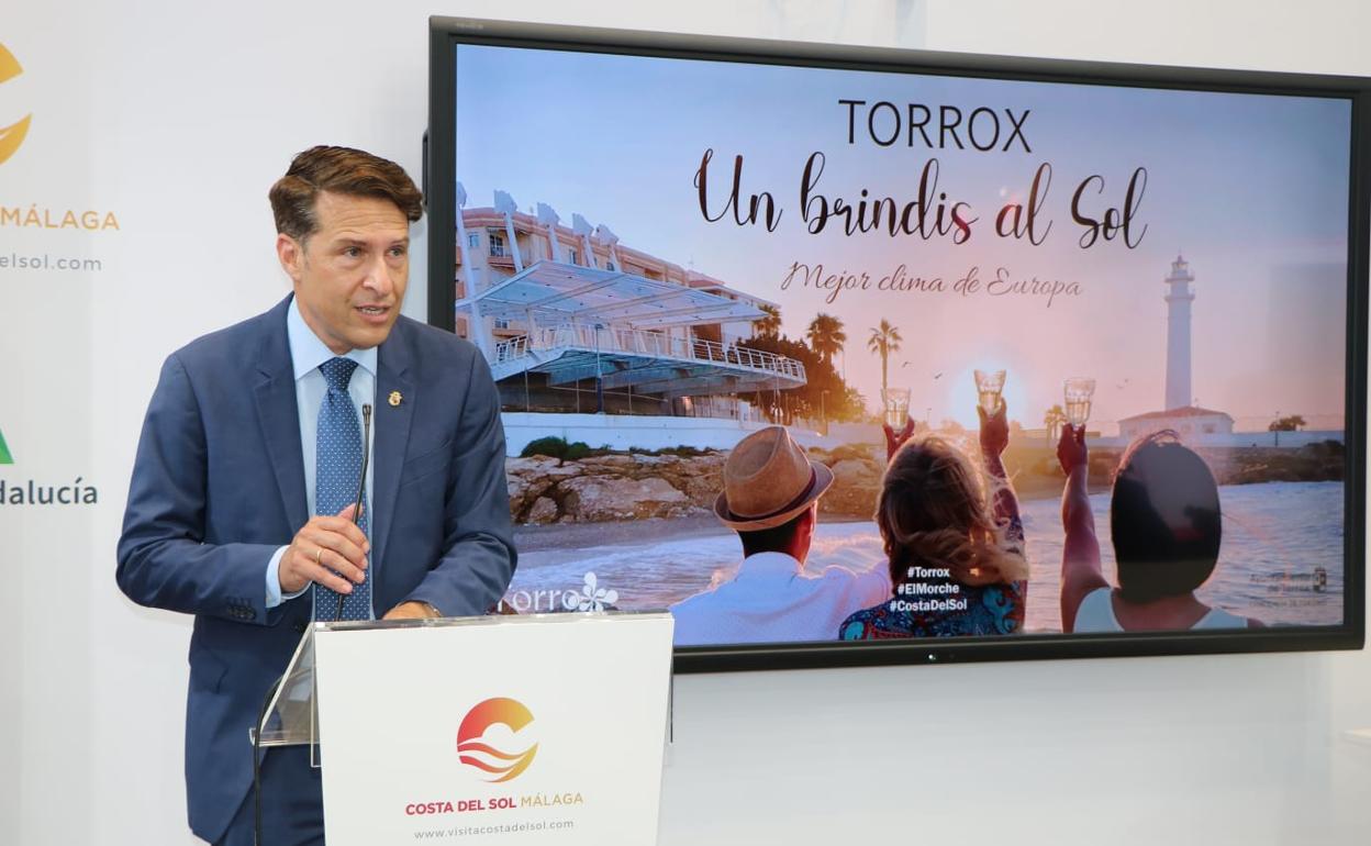 Óscar Medina durante la presentación de Torrox en el 'stand' de la Costa del Sol, en Fitur. 