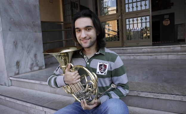 Iván, con su trompa. Estudia Ingeniería de Software. 